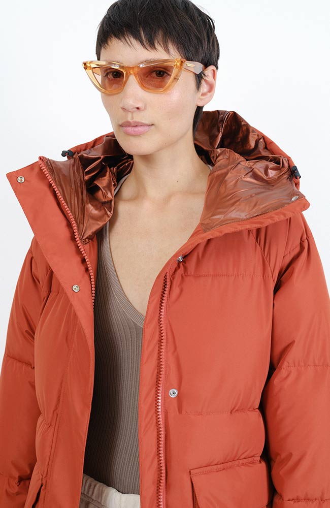 Embassy of Brick and Logs Ry puffer parka burt red durable RPET | Sophie Stone 
