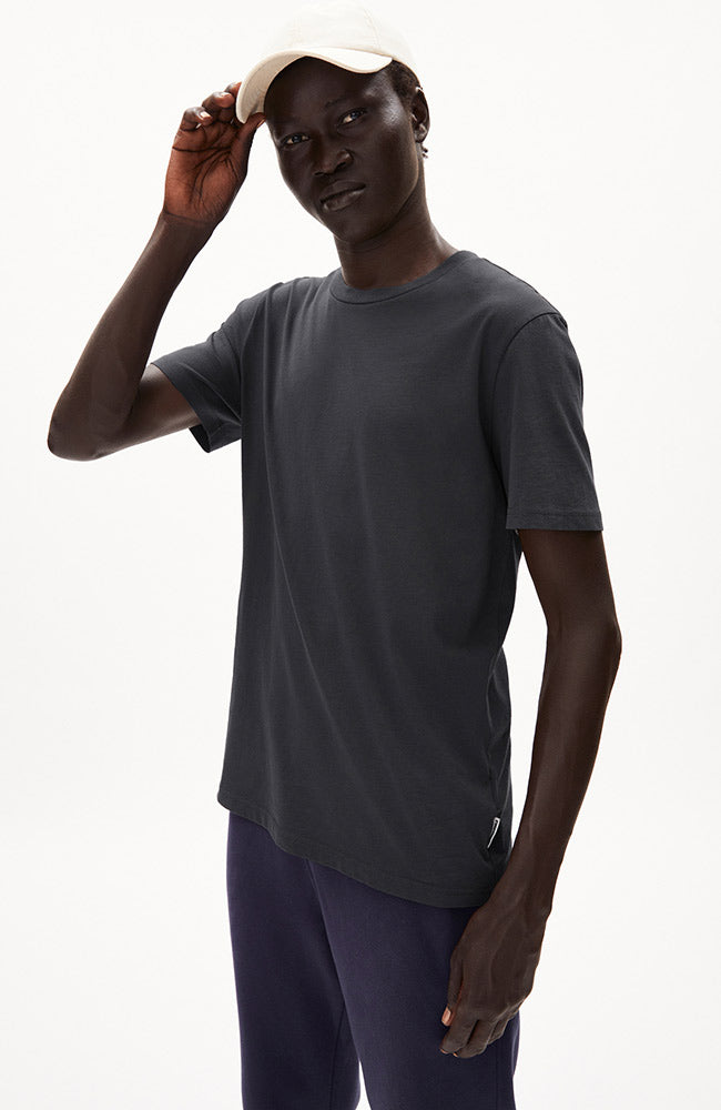 ARMEDANGELS | Jaames graphite organic cotton t-shirt men | Sophie Stone