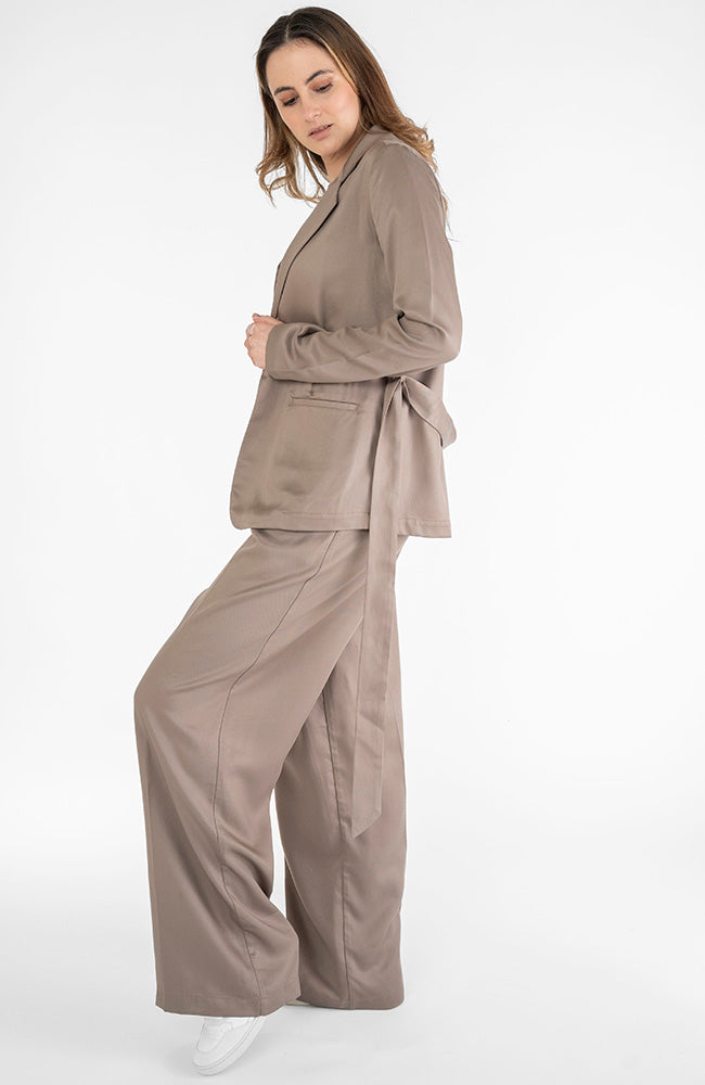 STORY OF MINE blazer met strik gemaakt van Tencel | Sophie StoneSTORY OF MINE Bruine wide leg pantalon gemaakt van Tencel vrouwen | Sophie Stone