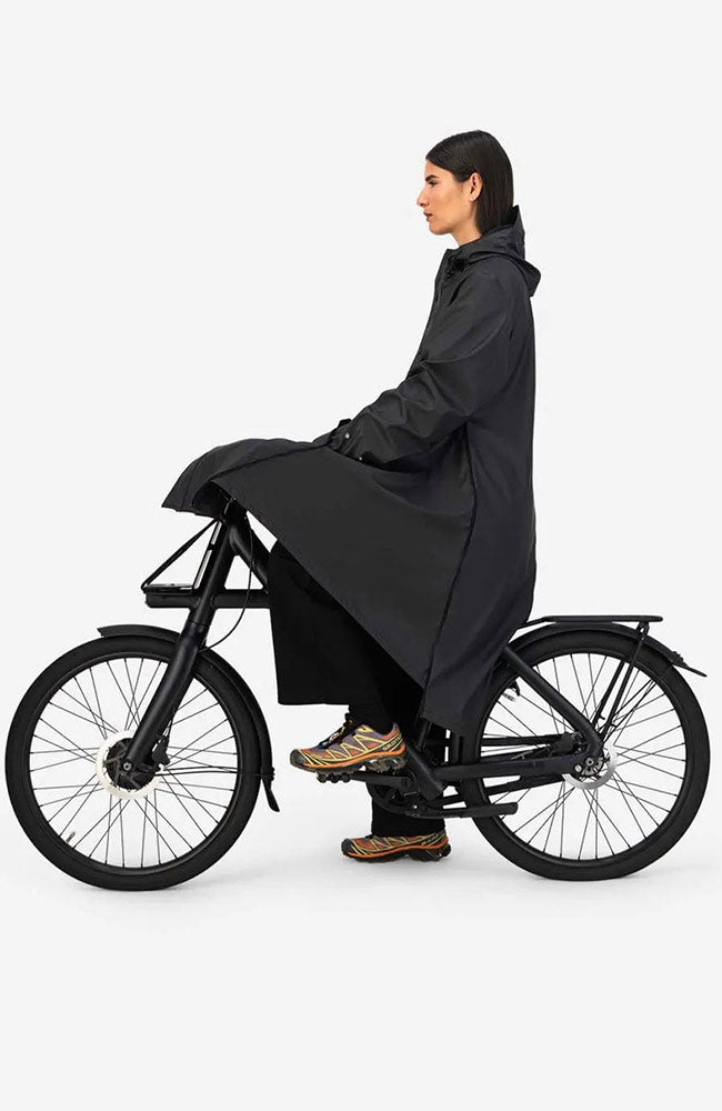 MAIUM woman raincoat Original black from durable RPET | Sophie Stone 