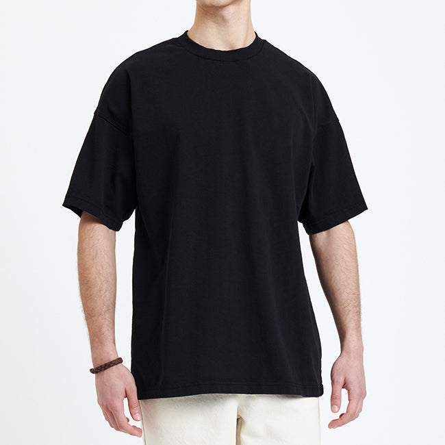 NEW OPTIMIST Spiaggia t-shirt zwart van biologisch & gerecycled katoen man | Sophie Stone