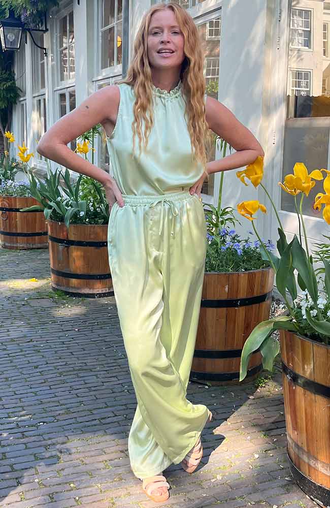  Analyzing image      650x1000-hill-track-pants-alchemist-fashion_A41-OP0136_Q42_front  650 × 1000px  Alchemist Hill track pants matcha van gerecycled polyester voor dames | Sophie Stone